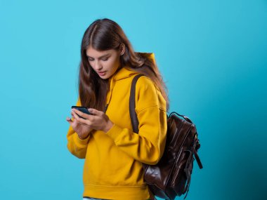 Kot pantolon ve sarı kapüşonlu tatlı bir esmer. Güzel bir öğrenci.