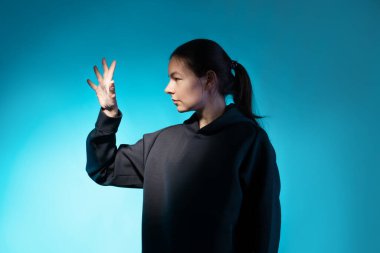 Etkileşimli bir arayüz kullanın, genç bir kadın görünmez tuşları dürtüyor,