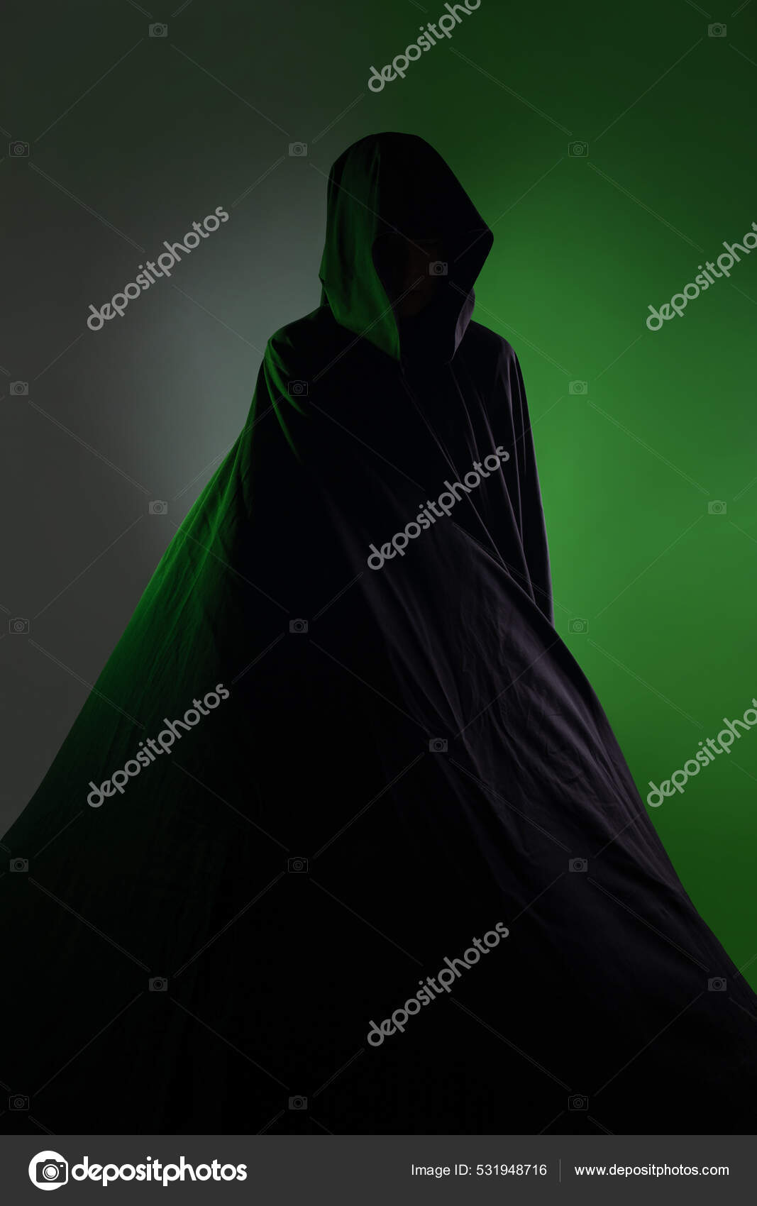Un vampiro místico con una sudadera con capucha negra. Figura misteriosa,  cara oculta por la capucha, — Foto de stock #531948716 ©  trismegist@yandex.ru, image size:1067x1700