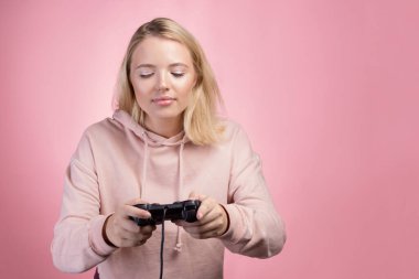 Süreç hakkında tutkulu bir oyuncu. Güzel bir sarışın av alanı tutuyor.