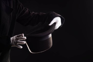 El hareketleriyle. Sihirbaz şapkayla numara yapar..