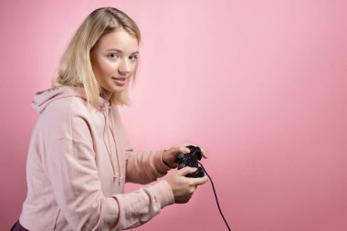 Oyuna tutkulu genç sarışın bir kız oyun sahası kullanıyor.