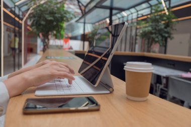 Analiz ve yatırım alışverişi. Borsada ticaret yapmak ve finansal fonlar satın almak.