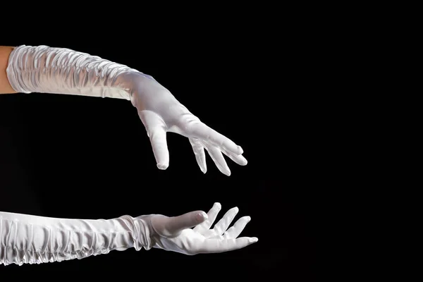 I gesti delle mani. Lady illusionista, belle mani con lunghi guanti bianchi fanno un incantesimo. — Foto Stock