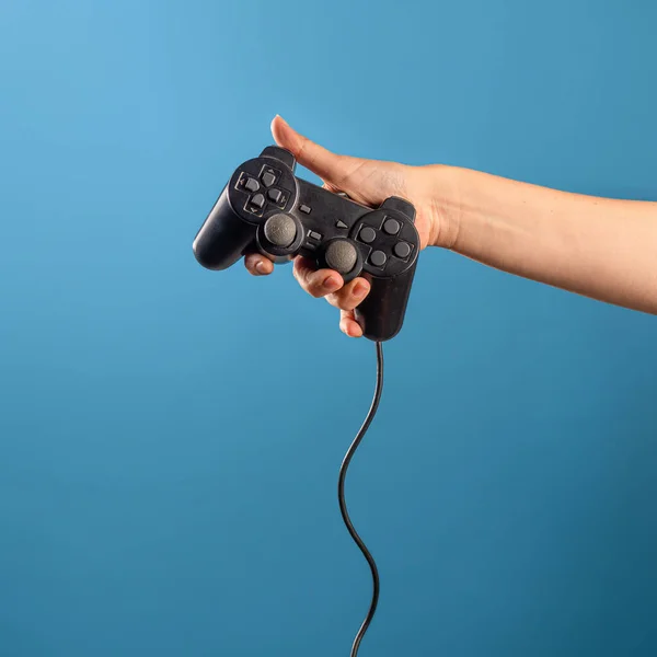 Jouer à des jeux informatiques, un passe-temps est des jeux vidéo d'ordinateur, un joystick dans votre main. — Photo