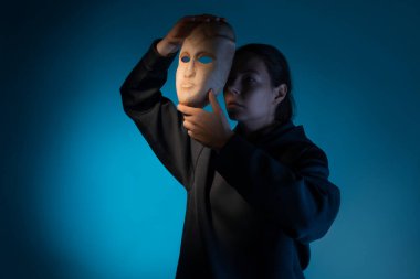 İnsanların toplumda taktığı sosyal maskeler, konsept. Gerçek kişilik ve alt kişilikler.,