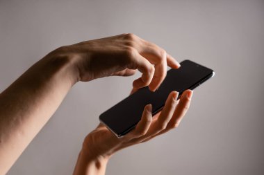 Mobil uygulamaları kullan, kaydırma. Akıllı telefon, kadın eli dokunmatik pedi kullanır..