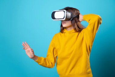 VR oyuncusu, genç bir kadın sanal gerçeklik kaskı kullanıyor..