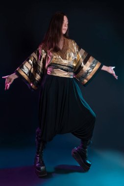 Şık ve cüretkar bir görüntü, fütüristik moda. Çok kültürlü giyinmiş genç bir kadın.