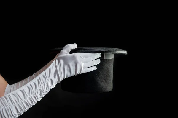 Kézmozdulatok. az illuzionista kalapot tart a kezében, és varázslatot és trükköket mutat.. — Stock Fotó