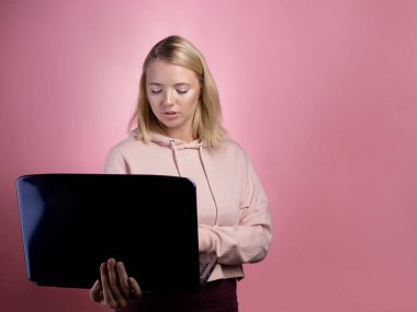 Genç bir kadın, öğrenci ya da serbest çalışan, çalışmak ya da çalışmak için dizüstü bilgisayar kullanır..