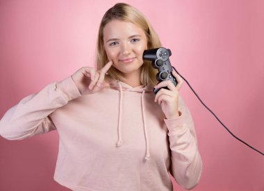 Süreç hakkında tutkulu bir oyuncu. Güzel bir sarışın av alanı tutuyor.