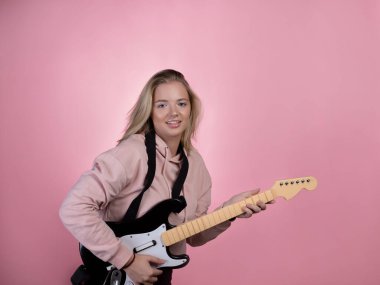 Gitar çal, gitaristmişsin gibi davran, gitar çal..