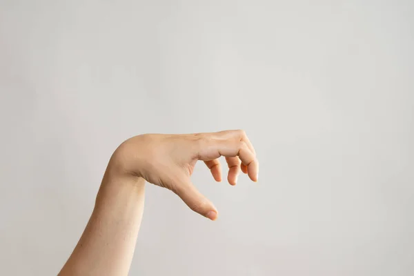 Руки жести. Руки Зомбі атакують, схоплюючи щось руками з кривими пальцями . — стокове фото
