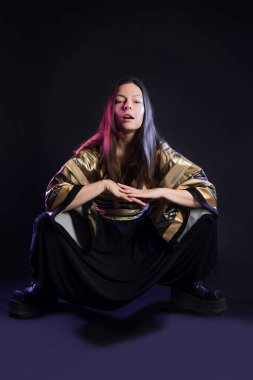 Şık ve cüretkar bir görüntü, fütüristik moda. Çok kültürlü giyinmiş genç bir kadın.