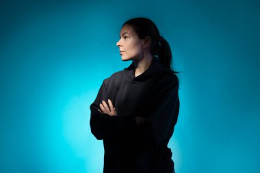 Düşün, bir fikir var. Genç kadın portresi, yüzü kısmen aydınlanmış, düşünceli.,