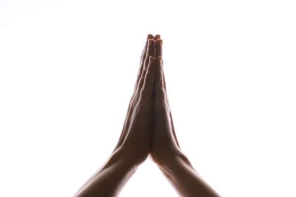Orando mãos sobre um fundo branco. Luz de cima. Mãos dobradas em oração. Gestos de mão — Fotografia de Stock