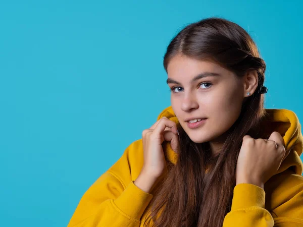 Krásná mladá brunetka ve žluté přerostlé mikině, pozitivní studentka — Stock fotografie
