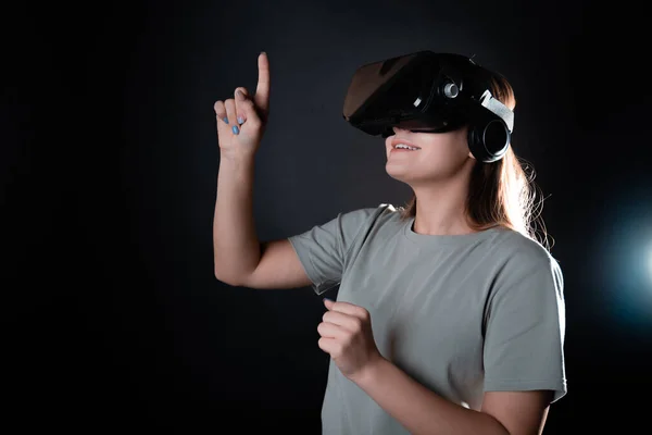 Experiência virtual, uma jovem mulher usando óculos de realidade virtual, — Fotografia de Stock