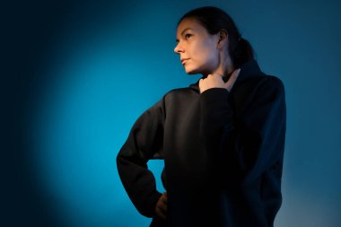 Düşün, bir fikir var. Genç kadın portresi, yüzü kısmen aydınlanmış, düşünceli.,