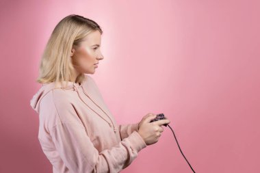 Süreç hakkında tutkulu bir oyuncu. Güzel bir sarışının oyun alanı var.