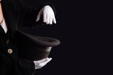 El hareketleriyle. İllüzyonist elinde bir şapka tutar ve sihir ve numaralar gösterir..