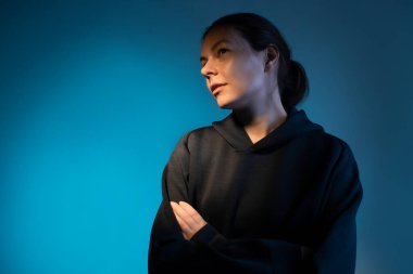 Düşün, bir fikir var. Genç kadın portresi, yüzü kısmen aydınlanmış, düşünceli.,