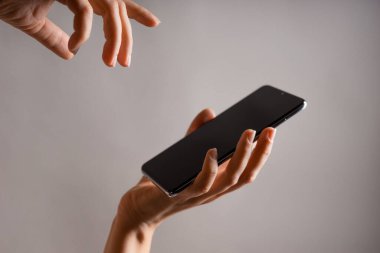 Mobil uygulamaları kullan, kaydırma. Akıllı telefon, kadın eli dokunmatik pedi kullanır..