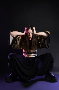 Şık ve cüretkar bir görüntü, fütüristik moda. Çok kültürlü giyinmiş genç bir kadın.