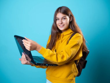 Uzaktan çalışma, yeni bir normal, bir konsept. Elinde dizüstü bilgisayar olan bir öğrenci.,