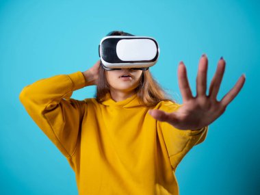 VR oyuncusu, genç bir kadın sanal gerçeklik kaskı kullanıyor..