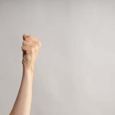 El hareketleriyle. El hareketleriyle. Kadın yumruğu uzanıyor, haklar ve muhalefetin sembolü.,