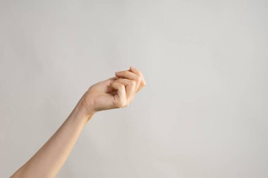 El hareketleriyle. Zarif bir kadın eli, yan tarafı gösteriyor.