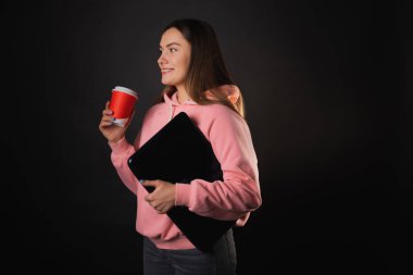 Pembe kapüşonlu, elinde dizüstü bilgisayarla kahve içen genç, tatlı bir esmer..