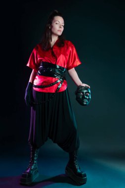 Şık ve cüretkar bir görüntü, fütüristik moda. Asya ve Avrupa tarzını birbirine karıştıran çok kültürlü bir kadın..