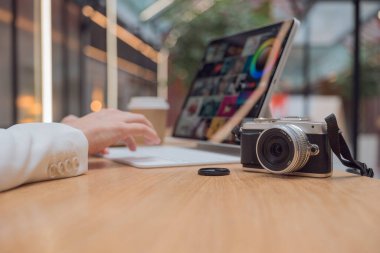 Bir fotoğrafçı ya da rötuş makinesi halka açık bir alanda dizüstü bilgisayarla ya da ortak çalışarak uzaktan çalışır..