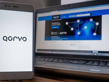 SAINT PETERSBURG, RUSSIA - 25 HAZİRAN 2019: Akıllı telefon ekranında Qorvo Şirketi logosu.