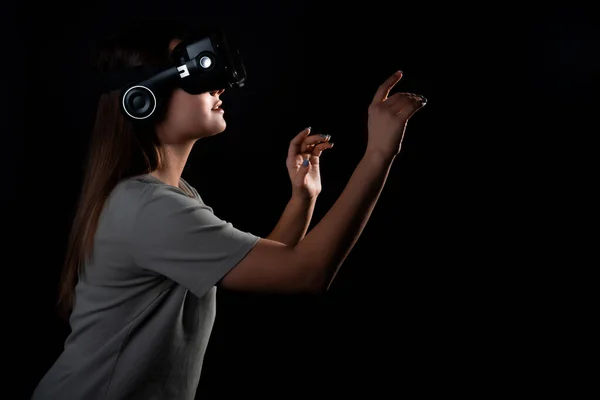 Experiência virtual, uma jovem mulher usando óculos de realidade virtual, — Fotografia de Stock
