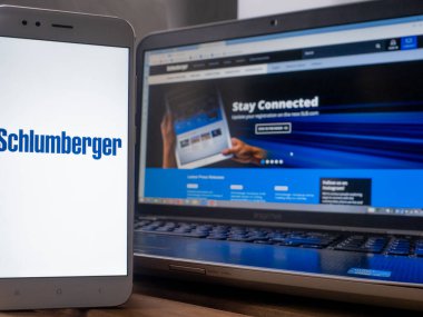 SAINT PETERSBURG, RUSSIA - 25 HAZİRAN 2019: Akıllı telefon ekranında Schlumberger Limited Company logosu.