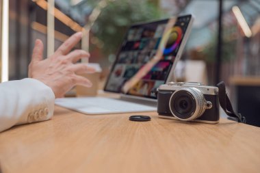 Uzaktan çalışan serbest çalışan bir fotoğrafçı, ekranda fotoğrafı olan ince bir mobil bilgisayar.