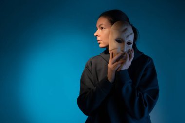 Maskeyi çıkar, kimliğini açıkla, kendini bir şeyle ifade et, konseptle..