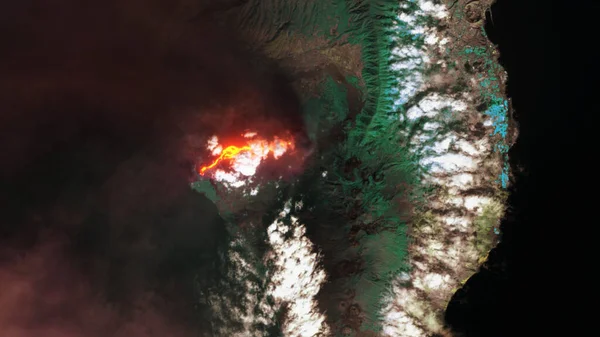 Извержение вулкана Кумбре-Вьеха, остров Ла-Пальма, Канарские острова, Испания — стоковое фото