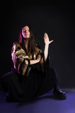 Şık ve cüretkar bir görüntü, fütüristik moda. Çok kültürlü giyinmiş genç bir kadın.