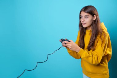 Sarı kapüşonlu genç bir kadın elinde bir av alanı tutuyor.