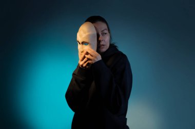 İnsanların toplumda taktığı sosyal maskeler, konsept. Gerçek kişilik ve alt kişilikler.,