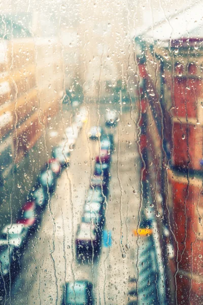 Dias chuvosos, gotas de chuva na janela — Fotografia de Stock