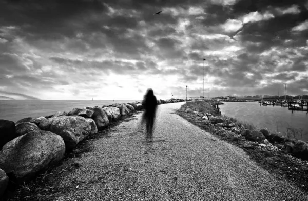 Woman walking — Stock Photo, Image
