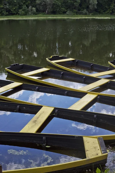 Barche sul colorfult fiume — Foto Stock