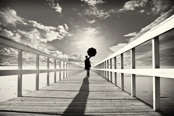 Homme marchant sur le pont — Photo