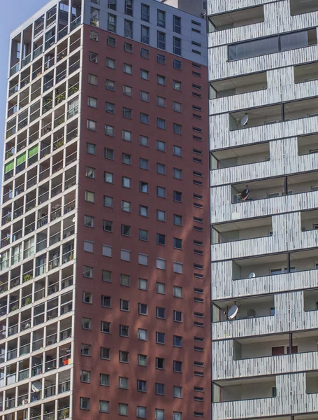 Ventanas en el edificio moderno, la vida urbana en la ciudad — Foto de Stock